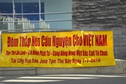 Tập thể Áo Lam thắp nến cầu nguyện cho quê hương Việt Nam
